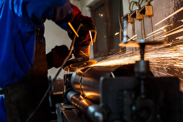 Atölyede materyal işleme. Çelik kaynıyor.