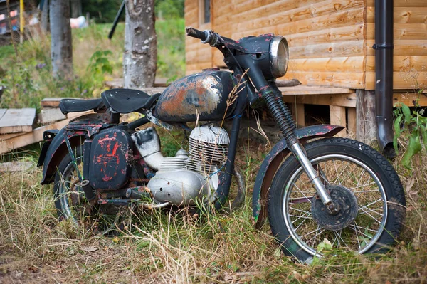 Vintage Motocykl Zaparkowany Pustej Drodze Kraju Vintage Motocykl Stojący Poboczu — Zdjęcie stockowe