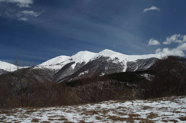 Gipfel Der Berge Unter Dem Schnee Schöner Und Sonniger Tag — Stockfoto
