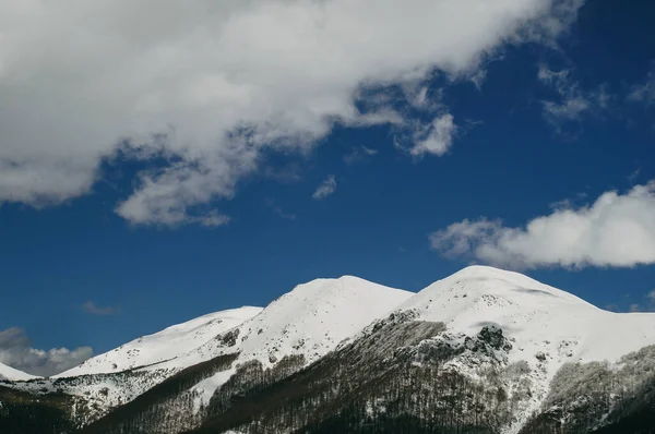 Picos Das Montanhas Sob Neve Dia Agradável Ensolarado Montanha — Fotografia de Stock