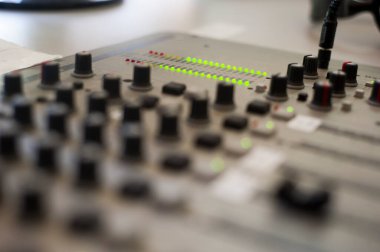 Yerel radyo istasyonunda ses stüdyosu