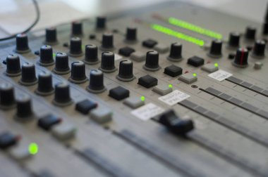 Yerel radyo istasyonunda ses stüdyosu