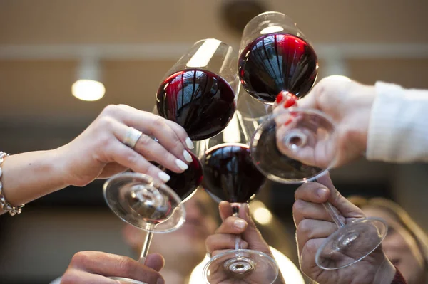 Przyjaciele Świętują Swoje Urodziny Lokalnej Winiarni Eleganckie Kieliszki Domowym Winem — Zdjęcie stockowe