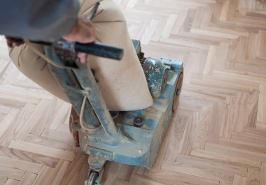 Zemini zımparalama makinesiyle zımparalıyorum. Apartmanda tamirat var. Marangoz parke ahşap parke döşeme bakım işi yapıyor.