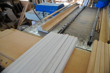 Ahşap işleme makineleri ve mobilya fabrikasındaki ürünler.