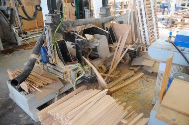 Ahşap işleme makineleri ve mobilya fabrikasındaki ürünler.