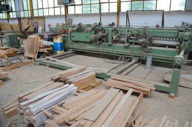 Ahşap işleme makineleri ve mobilya fabrikasındaki ürünler.