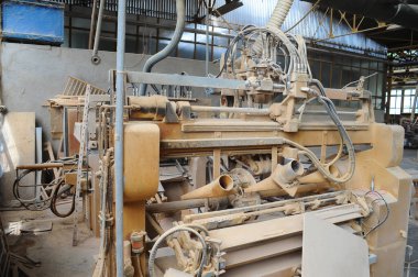 Ahşap işleme makineleri ve mobilya fabrikasındaki ürünler.