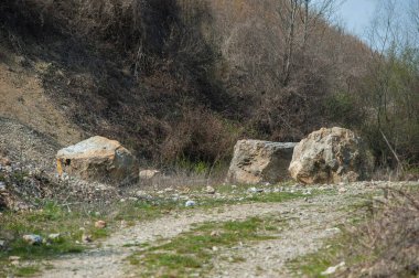 Erozyon yüzünden zaman içinde yok olan bir kıyı yolunun yakın çekimi.
