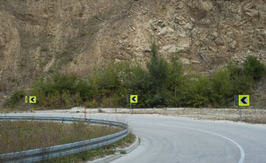 Arabayla sağa dönüş için işaret levhası.