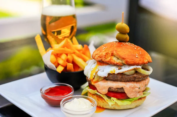 Hambúrguer Queijo Com Batatas Fritas Cerveja Com Foco Seletivo — Fotografia de Stock