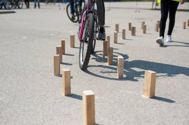 Okul bahçesinde bisiklet süren çocuk egzersizi.