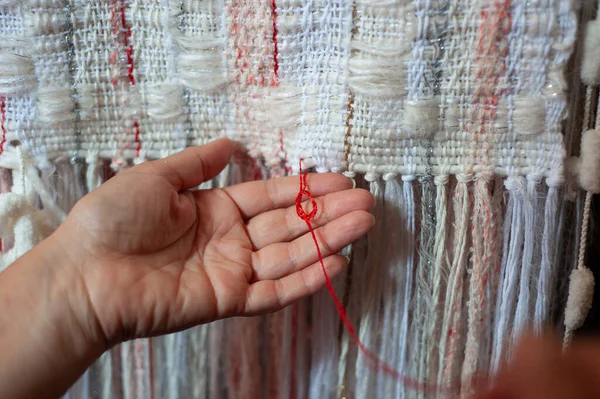 Nahaufnahme Der Hände Einer Unbekannten Kaukasischen Frau Die Schal Herstellt — Stockfoto