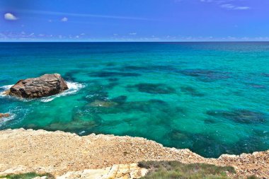 Turkuaz dalgalar okyanus ve mavi gökyüzü bulutlu. Taşlı kıyıdan okyanusun bir görünüm. Galiçya, Ribadeo, okyanus kıyısında yaz gün