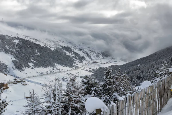 Üstten Görünüm Andorra Dağ Vadisinde Yol Kış Günü Bulutlu Bulutlar — Stok fotoğraf