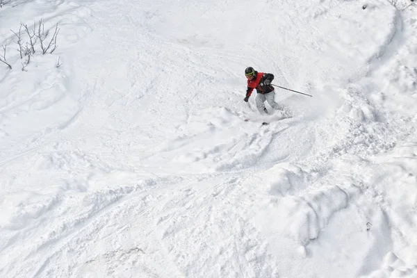 ピレネー山脈 アンドラ 2018 下り坂のスキーヤーは 急斜面から下移動します それはフリーライド 砕けやすい雪の多く — ストック写真