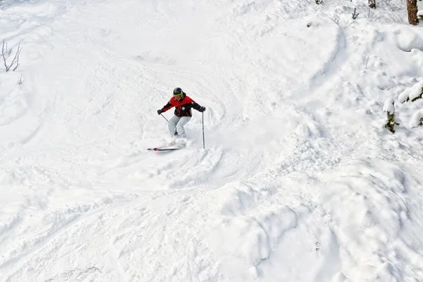 ピレネー山脈 アンドラ 2018 下り坂のスキーヤーは 急斜面から下移動します それはフリーライド 砕けやすい雪の多く — ストック写真