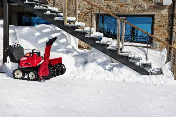 Der Manuelle Schneepflug Hof Des Hauses Die Rote Benzinschneefräse Sonnigen — Stockfoto