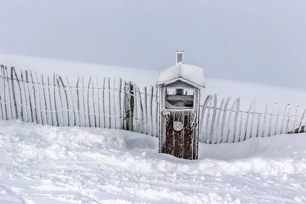 霜在寒冷的山区 围栏和一个木箱覆盖着霜 从滑雪板的前景痕迹 — 图库照片