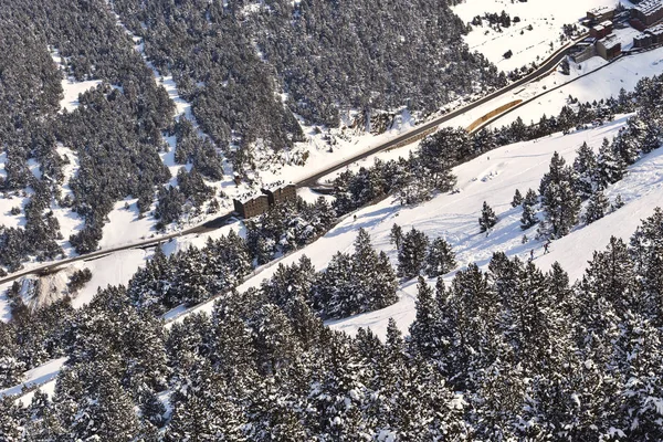 Üstten Görünüm Hotel Andorra Kayak Merkezinde Bina Yolun Ortasında Dağ — Stok fotoğraf