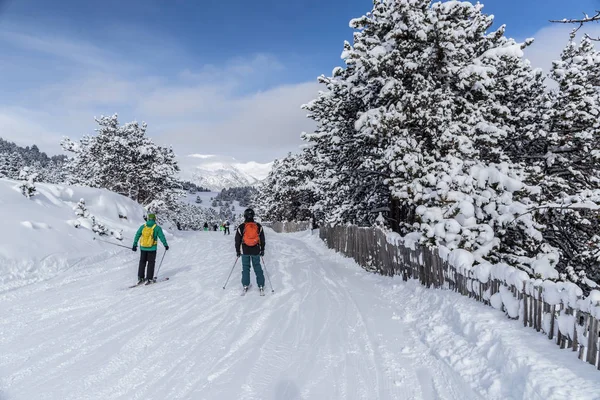 Pyrenees Andorra Şubat 2018 Bilinmeyen Turist Kayaklar Üzerinde Kayak Pisti — Stok fotoğraf