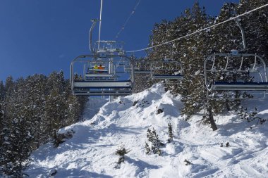 Dağlarda Telesiyej Hattı. Pyrenees, Andorra, güneşli kış günü