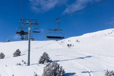 Dağlarda Telesiyej Hattı. Pyrenees, Andorra, nazik yamaçta güneşli kış günü