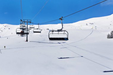 Dağlarda Telesiyej Hattı. Pyrenees, Andorra, nazik yamaçta güneşli kış günü