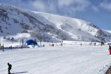 Pyrenees, Andorra - 7 Şubat 2018: turist dağlarda kayak. Kayak merkezinde parçanın eğimli bölümün parçası. Soğuk güneşli bir gün, güzel hava.