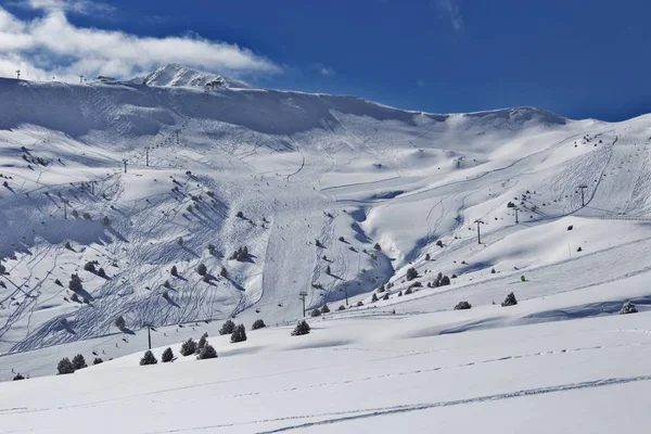 山の景色は アンドラは ピレネー山脈のスキー場の斜面します 準備コースとゲレンデの跡の斜面 凍るような冬の晴れた日 — ストック写真