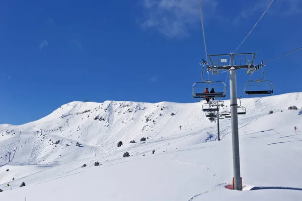 山にリフトのライン 晴れた冬の日にピレネー山脈 アンドラ 緩斜面 — ストック写真