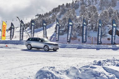 Pyrenees, Andorra - 7 Şubat 2018: bir karla kaplı yolda sürücü Land Rover'ı sınayın. Kış iz dağlarda, güneşli kış günü