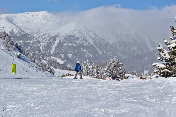 Tourists Beginning Descent Ski Resort Pyrenees Andorra Skier Snowboarder Admire — Stock Photo, Image