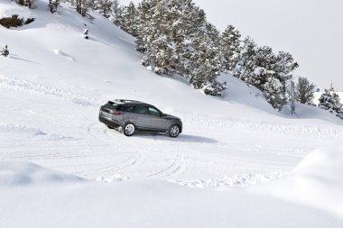 Pyrenees, Andorra - 7 Şubat 2018: bir karla kaplı yolda sürücü Land Rover'ı sınayın. Kış iz dağlarda, güneşli kış günü