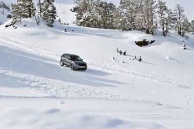 Pyrenees, Andorra - 7 Şubat 2018: bir karla kaplı yolda sürücü Land Rover'ı sınayın. Kış iz dağlarda, güneşli kış günü
