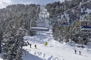 Pyrenees, Andorra - 7 Şubat 2018: Telesiyej dağlarda satırı. Pyrenees, Andorra, güneşli kış günü
