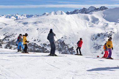 Pyrenees, Andorra - 9 Şubat 2018: Kayakçılar stand ve yamaçları dağ, en başından asıllı üstündeki bak. Güneşli kış gün Pyrenees, Andorra