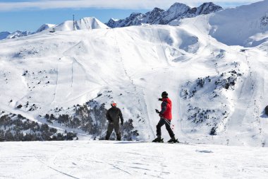 Pyrenees, Andorra - 9 Şubat 2018: Kayakçılar stand ve yamaçları dağ, en başından asıllı üstündeki bak. Güneşli kış gün Pyrenees, Andorra