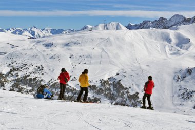 Pyrenees, Andorra - 9 Şubat 2018: Kayakçılar stand ve yamaçları dağ, en başından asıllı üstündeki bak. Güneşli kış gün Pyrenees, Andorra