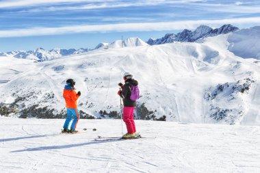 Pyrenees, Andorra - 9 Şubat 2018: Kayakçılar stand ve yamaçları dağ, en başından asıllı üstündeki bak. Güneşli kış gün Pyrenees, Andorra