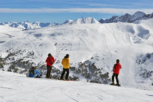 Pyrenees Andorre Février 2018 Les Skieurs Tiennent Debout Regardent Les — Photo