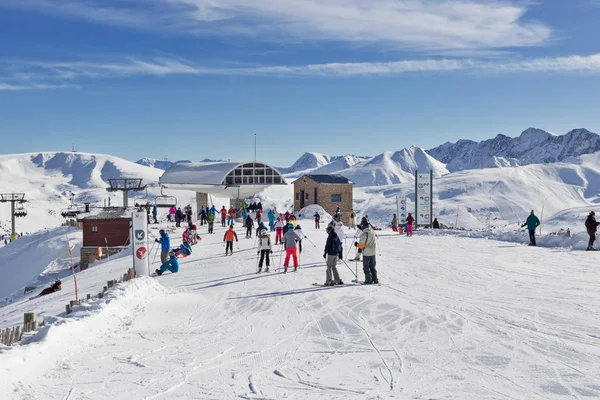 Pyrenees, Andorra - 9 Şubat 2018: Kayaklar tanımlanamayan turistlere telesiyej dağ başında var. Güneşli kış günü, frost ve güneş