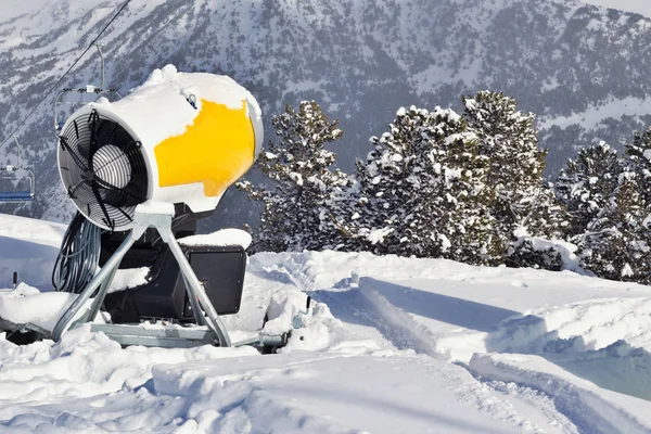 Schneekanonen Auf Dem Schnee Den Bergen Skigebiet Den Pyrenäen Andorra — Stockfoto