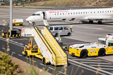Funchal, Madeira - 4 Ağustos 2018: Havaalanında ekipman ve havaalanı işçileri.