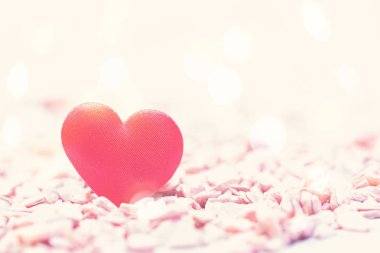 Retro tarzı içinde pembe taşlar üzerinde kalp. Sevgililer günü, sağdaki boş alan için aşk kavramı