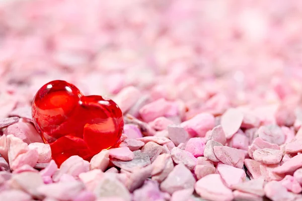 Glas Rotes Herz Auf Einem Rosa Stein Konzept Über Liebe — Stockfoto