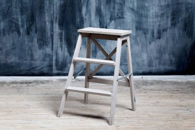 İnşaat dışkı bulaşmış tebeşir ile karanlık duvarın yanında