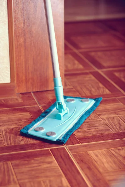 MOP voor het reinigen van de vloer bevindt zich op de verdieping. — Stockfoto