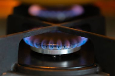 Mavi alev yanan gaz brülör soba. Yakın çekim, seçici yumuşak odak