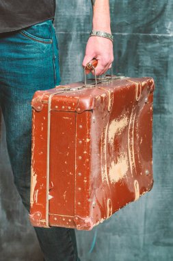 Bir adam eski bir kontrplak dava çizikler ile taşır